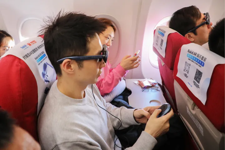 Rokid Max and Rokid Station being utilized aboard a Hainan Airline flight.





