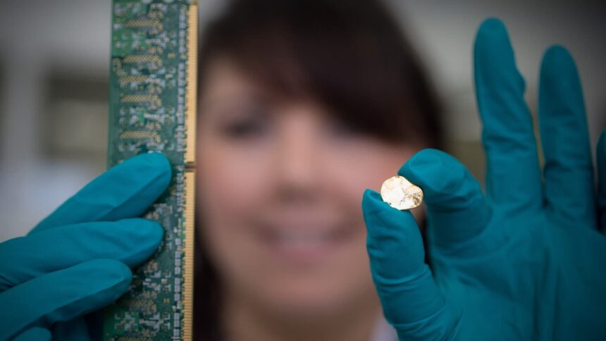 China extract gold from electronic waste