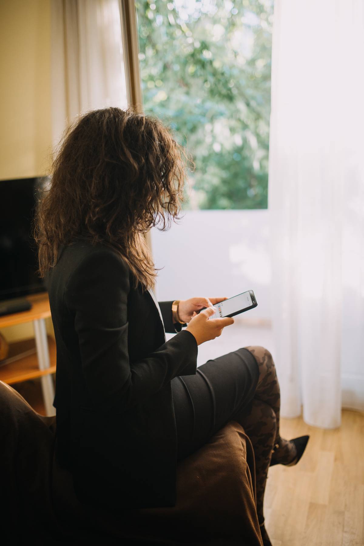 A woman typing a message on her smartphone